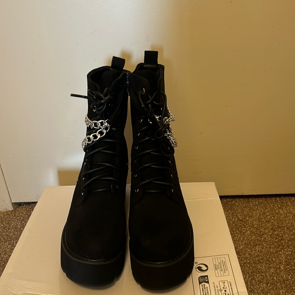 Suede silver chained boots (Chain can be removed)